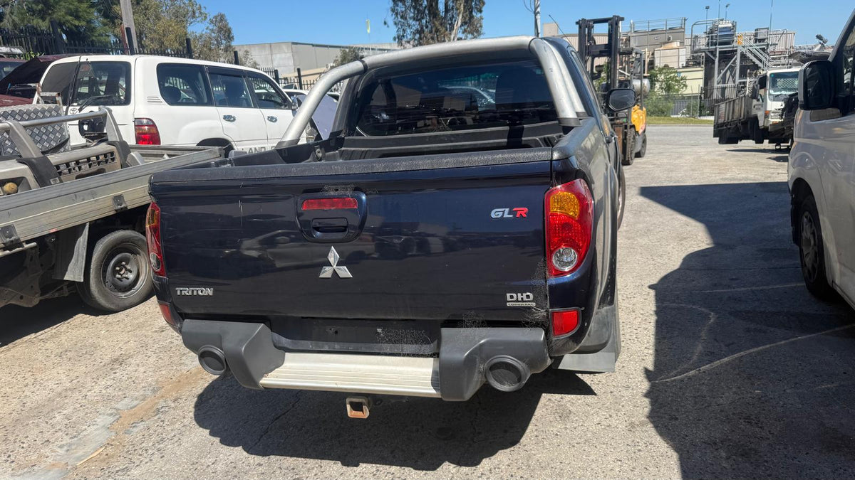 Wrecking/Dismantling MITSUBISHI TRITON Platform/Chassis (MN, ML, KA_T, KB_T) 2.5 DI-D 4WD (KB4T) 2012 black - AU-5-MI-12