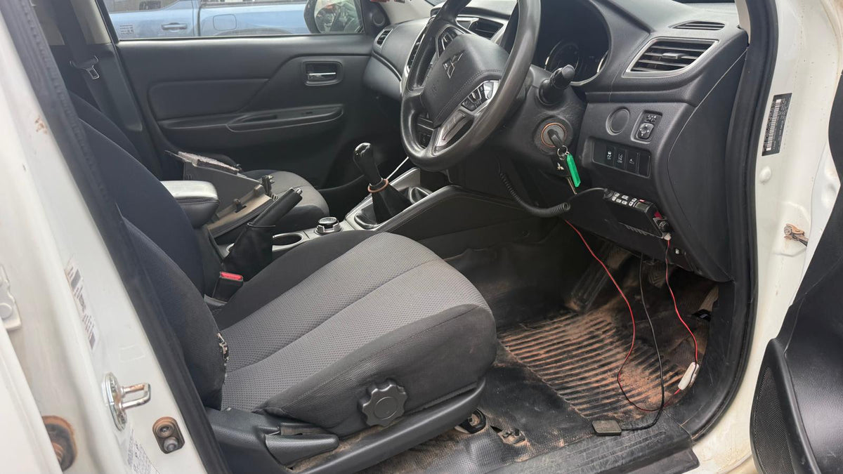 MITSUBISHI TRITON Ute (KJ_, MQ, KK_, KL_, MR) 2.4 DI-D 4WD (KL1T) 2019 white - Airbag Control Module - AU-5-MI-13-J-D