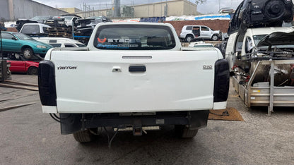 MITSUBISHI TRITON Ute (KJ_, MQ, KK_, KL_, MR) 2.4 DI-D 4WD (KL1T) 2019 white - Left Headlight - AU-5-MI-13-L-A