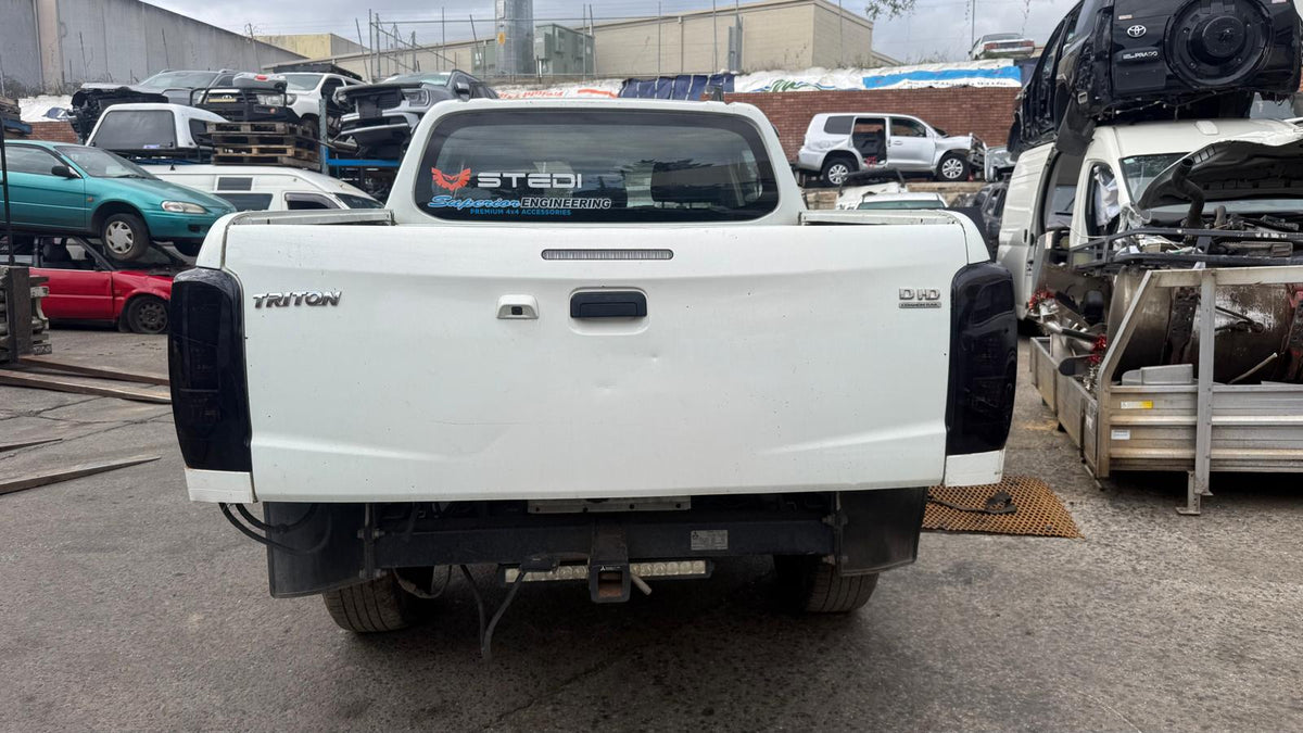 MITSUBISHI TRITON Ute (KJ_, MQ, KK_, KL_, MR) 2.4 DI-D 4WD (KL1T) 2019 white - Right Front Hub Assembly - AU-5-MI-13-T-B
