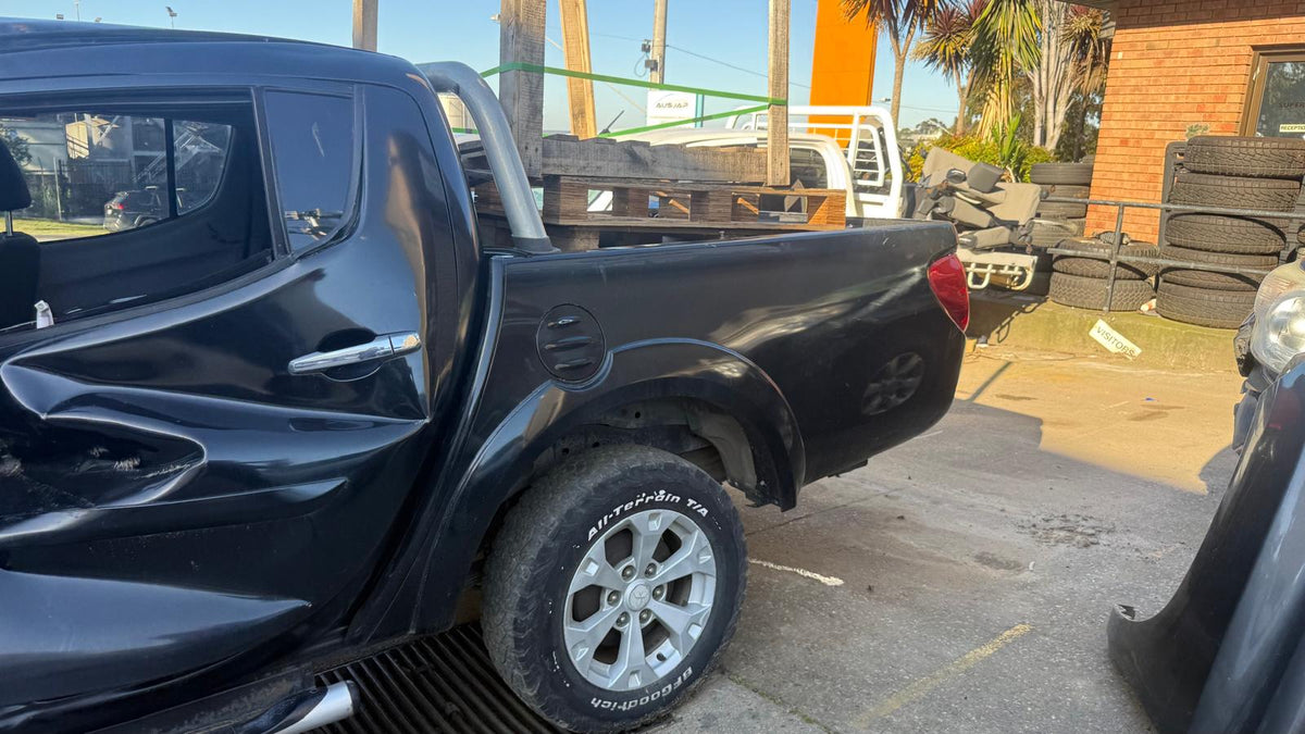 MITSUBISHI TRITON Platform/Chassis (MN, ML, KA_T, KB_T) 2.5 DI-D 4WD (KB4T) 2012 black - Headrest - AU-5-MI-11-I-T