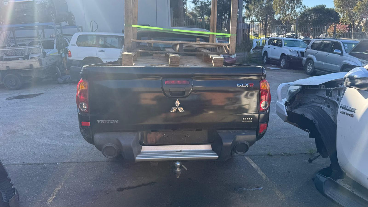 MITSUBISHI TRITON Platform/Chassis (MN, ML, KA_T, KB_T) 2.5 DI-D 4WD (KB4T) 2012 black - Left Front Door Handle - Outer - AU-5-MI-11-D-AQ