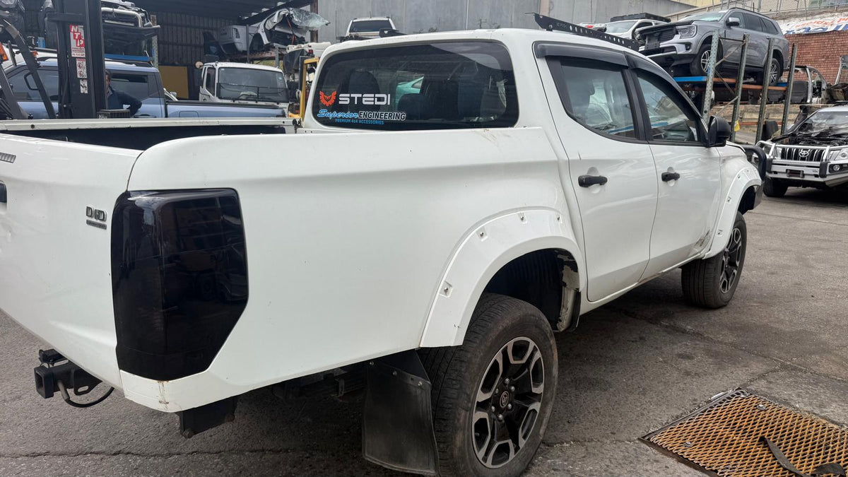 MITSUBISHI TRITON Ute (KJ_, MQ, KK_, KL_, MR) 2.4 DI-D 4WD (KL1T) 2019 white - Stereo/Head Unit - AU-5-MI-13-E-V