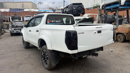 MITSUBISHI TRITON Ute (KJ_, MQ, KK_, KL_, MR) 2.4 DI-D 4WD (KL1T) 2019 white - Fuse Box - AU-5-MI-13-E-P