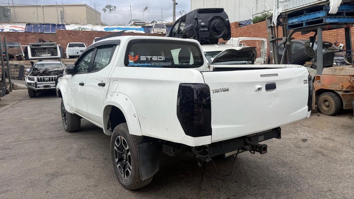 MITSUBISHI TRITON Ute (KJ_, MQ, KK_, KL_, MR) 2.4 DI-D 4WD (KL1T) 2019 white - Left Front Strut - AU-5-MI-13-T-C