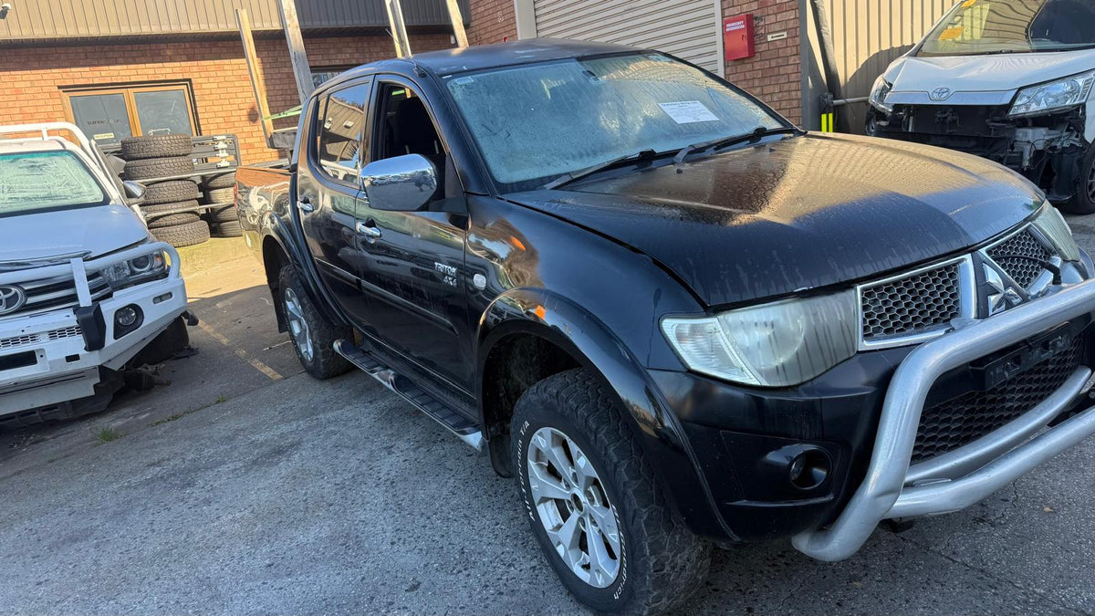 MITSUBISHI TRITON Platform/Chassis (MN, ML, KA_T, KB_T) 2.5 DI-D 4WD (KB4T) 2012 black - Left Rear Hub Assembly - AU-5-MI-11-U-A