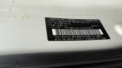 MITSUBISHI TRITON Ute (KJ_, MQ, KK_, KL_, MR) 2.4 DI-D 4WD (KL1T) 2019 white - Headrest - Front - AU-5-MI-13-I-AV