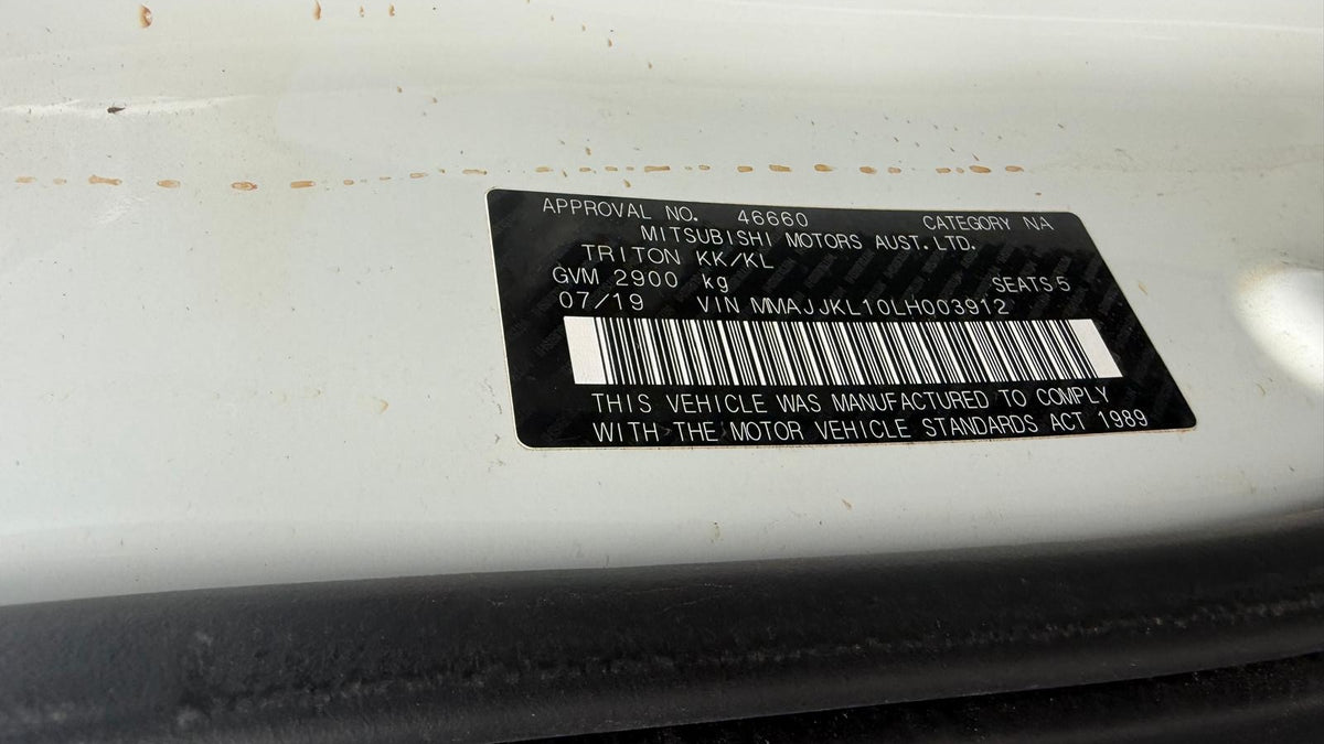 MITSUBISHI TRITON Ute (KJ_, MQ, KK_, KL_, MR) 2.4 DI-D 4WD (KL1T) 2019 white - Centre Console - AU-5-MI-13-I-O