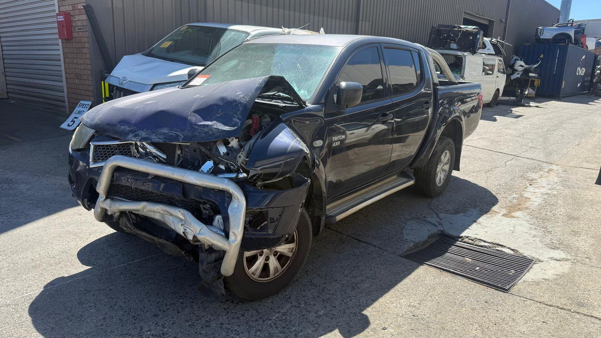 Wrecking/Dismantling MITSUBISHI TRITON Platform/Chassis (MN, ML, KA_T, KB_T) 2.5 DI-D 4WD (KB4T) 2012 black - AU-5-MI-12