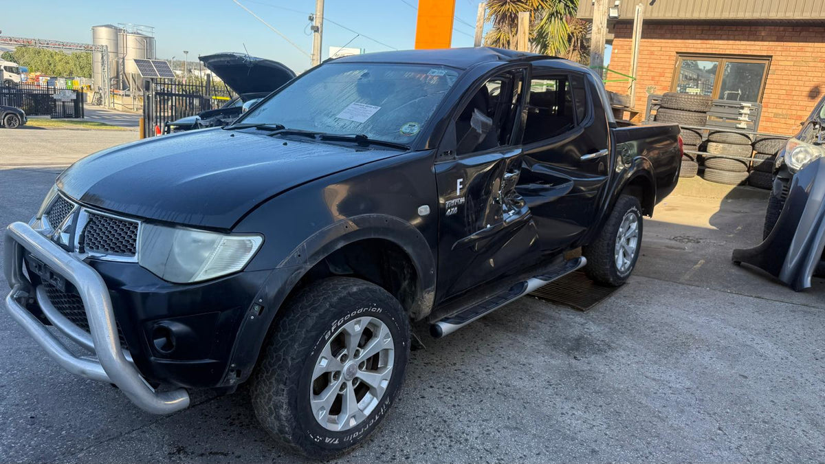 MITSUBISHI TRITON Platform/Chassis (MN, ML, KA_T, KB_T) 2.5 DI-D 4WD (KB4T) 2012 black - Front Panel - AU-5-MI-11-C-C