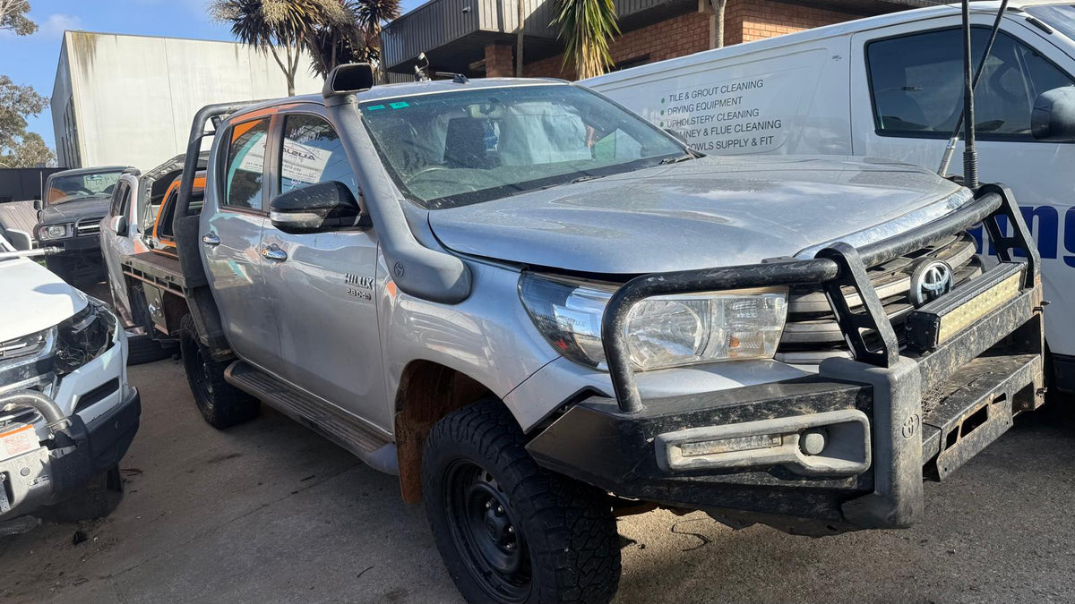 TOYOTA HILUX VIII Ute (_N1_) 2.8 D-4D 4WD (GUN126R) 2015 grey - Right Front Door Hinge/Runner - AU-5-TO-132-D-AV
